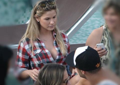 Noiva de Gusttavo Lima vai sem cantor a cruzeiro e bate papo com Yuri